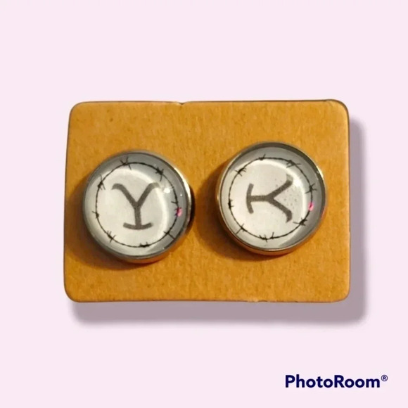 2 pair of stud earrings - Picture 1 of 2